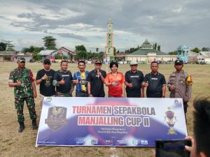 Wakil Ketua DPRD Gowa Tyna H Ti’no Dg.Mawangi Buka Turnamen Sepak Bola Manjalling Cup II