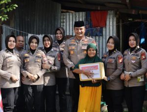 Kapolres Gowa Bantu Nenek Lansia, Hadirkan Senyum di Hari Ulang Tahun Polwan ke-77