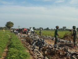 Panas Terik Tak Surutkan Semangat Satgas TMMD Bangun Jalan di Tope Jawa