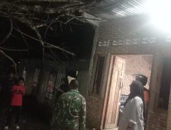 Camat Pattalassang Respon Cepat Rumah Warganya Terkena Pohon Tumbang