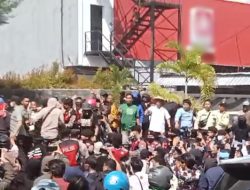 Puluhan Jurnalis di Makassar Gelar Aksi Solidaritas “Bela TEMPO” di Depan Gedung ASS Building