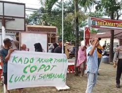 Warga Demo Kantor Lurah Sombalabella, Banyak Bantuan Pangan Warga Memiliki Barcode Tidak Menerima Bantuan
