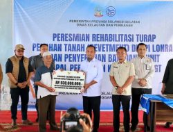 Gubernur Sulsel Serahkan Dua Unit Kapal 15 GT untuk Nelayan di PPI Lonrae Bone