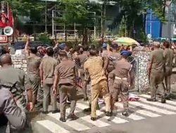 Oknum ASN Diduga Lempar Batu ke Arah Pedagang, Aksi Tolak Penertiban Pasar Pa’baeng-baeng Makassar Memanas