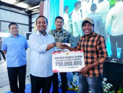 Gubernur Sulsel Serahkan Bantuan Bibit, Green House hingga Kapal Nelayan untuk Warga Bantaeng