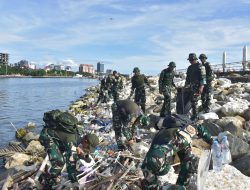 Aksi Bersih Ratusan Prajurit Satgas Pamtas RI-PNG Mobile TA 2026 di Pesisir Pantai