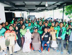Wakil Ketua DPRD Gowa Hasrul Abdul Rajab Bagi Sembako untuk Pengemudi Ojol