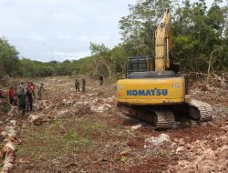 Excavator “Ngamuk” Satgas TMMD Tembus Medan Sulit, Perintisan Jalan Makin Cepat*