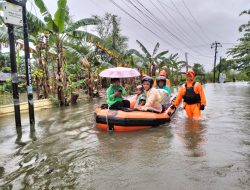 Tim SAR Gabungan Evakuasi Sejumlah Warga Terdampak Banjir di Kota Makassar