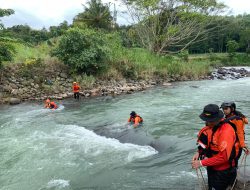Lansia Terseret disungai Bilareng Kab.Gowa, Tim SAR Gabungan Lakukan Pencarian