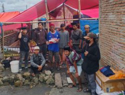 Komunitas Motor Rakitan Bebek Trail KTM Desa Peburru Salurkan Donasi Korban Kebakaran Galung Tulu