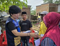 Wakil Ketua DPRD Gowa Tyna Haji Ti’no Dg Mawangi Tinjau Korban Puting Beliung di Mandalle, Serahkan Bantuan untuk Warga Terdampak