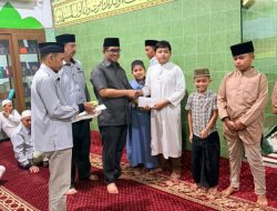 Menjemput Kemenangan, Hasrul Abdul Rajab Berbagi Kebahagiaan Bersama Anak-Anak di Masjid Nurul Aqsa