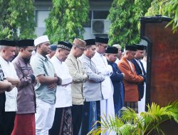 Ribuan Umat Muslim Sholat Idul Fitri di Lapangan Arafuru Mako Kodaeral VI