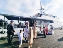 Kapal Perang TNI AL di Serbu Warga Usai Shalat Idul Fitri 1447 Moment Berfoto Keluarga