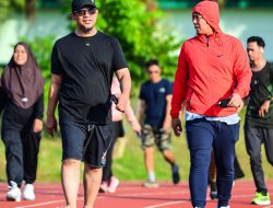 Pakai Sandal Jepit, Hasrul Abdul Rajab Tunjukkan Gaya Kepemimpinan Membumi di Lapangan Syekh Yusuf
