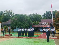 Polsek Pujananting Goes to School, Wakapolsek Tekankan Disiplin dan Cinta Tanah Air di SMPN 27 Barru