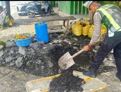 Cegah Kecelakaan, Satlantas Polres Barru Lakukan Perbaikan Jalan Berlubang di Poros Barru–Parepare