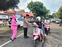 Keluarga Besar Polsek Barru dan Bhayangkari Ranting Barru Berbagi Takjil di Bulan Ramadan