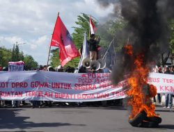 DPRD Gowa Diguncang Demo, Massa Bakar Ban Desak Sikap Tegas Dewan