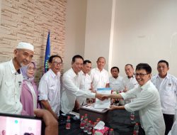 Dikawal Para Pendukung, Suwardi Thahir Resmi Kembalikan Formulir Calon Ketua
