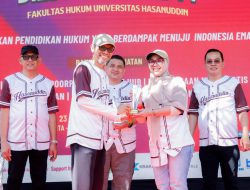Alumni Unhas, Bupati Barru Andi Ina Terima Hasanuddin Law School Award di Dies Natalis ke-74