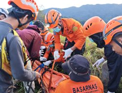 Satu Pendaki Meninggal Tersambar Petir di Puncak Manrolo Maros di Evakuasi Tim SAR Gabungan