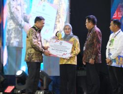 Di Tengah Hak Angket DPRD, Husniah Talenrang Raih Penghargaan dari Kemendagri