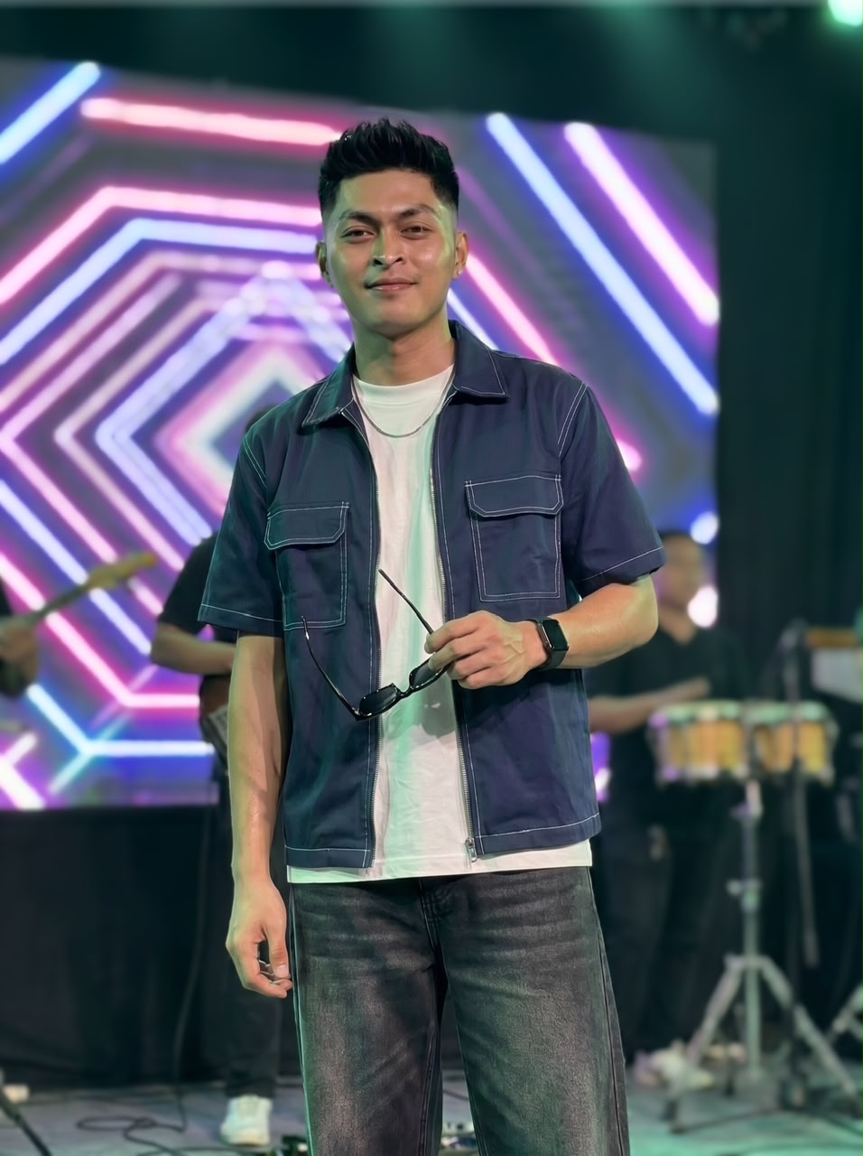 Mahesa Wijaya penyanyi pop dangdut asal Banyuwangi saat tampil di atas panggung dengan latar lampu LED modern.