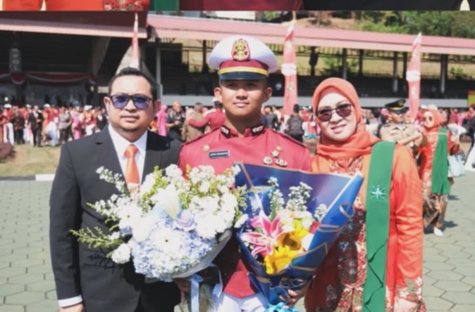 Bupati Gowa, Husniah Talenrang bersama dengan Khairul Aco saat sedang menghadiri prosesi penutupan pendidikan putranya di Akademi Kepolisian (Akpol) Semarang, Jawa Tengah.