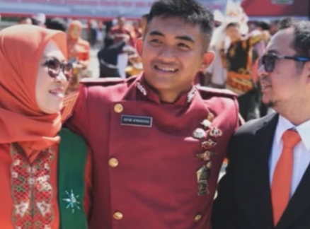 Foto: Bupati Gowa, Husniah Talenrang bersama dengan Khairul Aco saat sedang menghadiri prosesi penutupan pendidikan putranya di Akademi Kepolisian (Akpol) Semarang, Jawa Tengah.